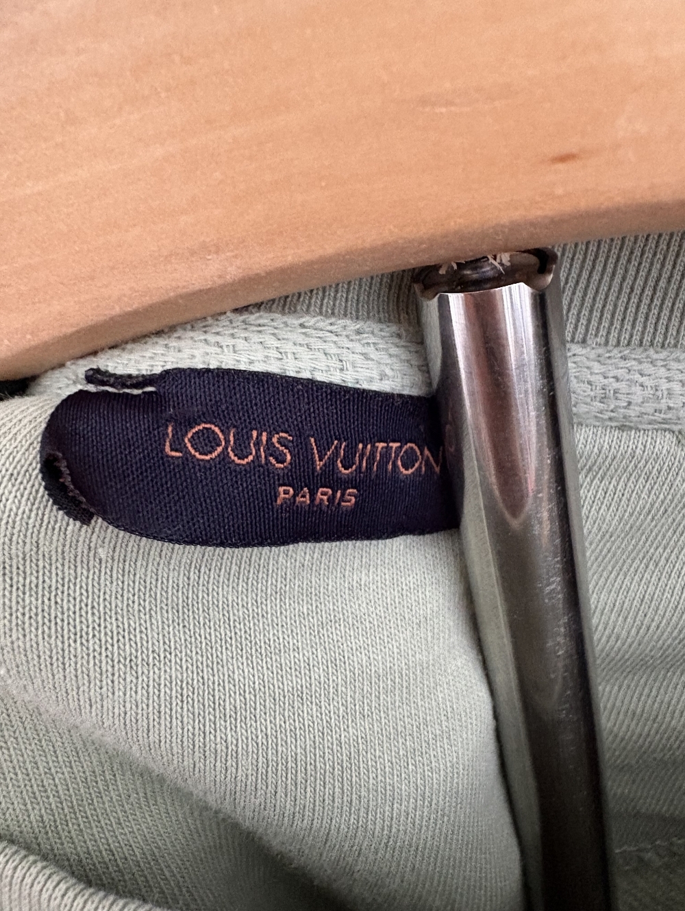 Louis Vuitton Cream Sweatshirt with Pink Accents - Picture 7 of 7